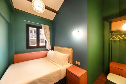 Standard Queen Room image 5