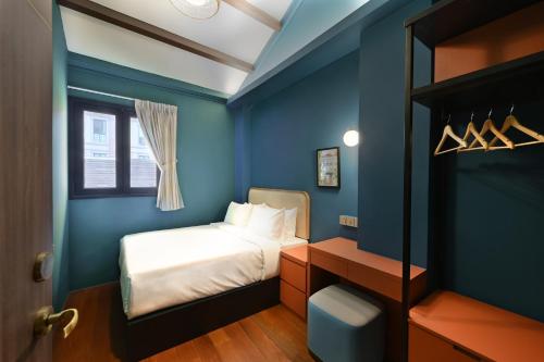 Standard Queen Room image 6