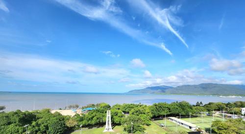 Cairns Luxury Seaview Apartment