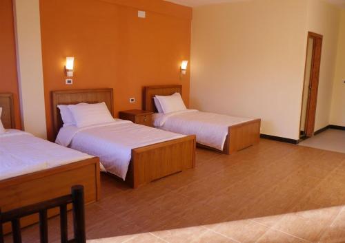 3 twin beds