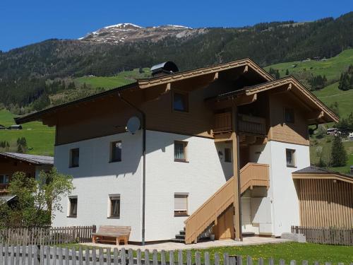 Cozy apartment in Wald im Pinzgau with balcony and barbecue area