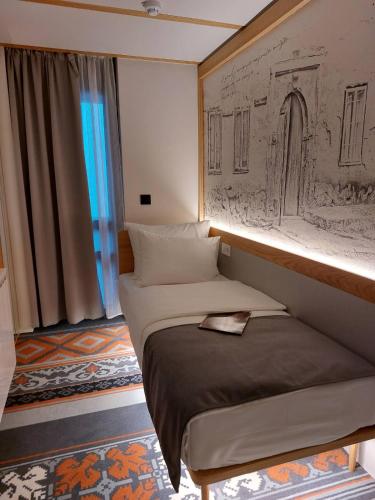 1 king bed, 1 twin bed