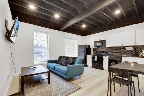 Housepitality - The Neuschwanstein Flat in Columbus, USA