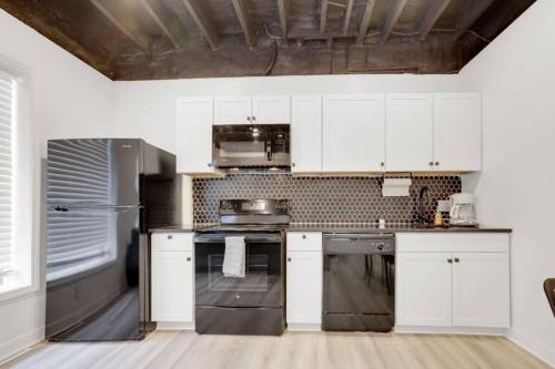 Housepitality - The Neuschwanstein Flat in Columbus, USA