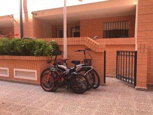 Bajo con gran terraza en Ribera de Cabanes