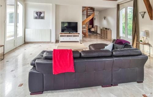 Amazing Home In Lamorlaye With Sauna, 6 Bedrooms And Wifi