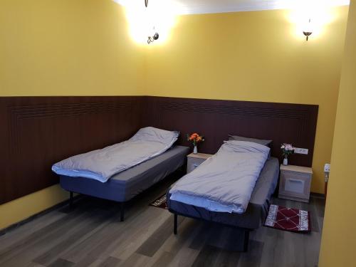 2 twin beds