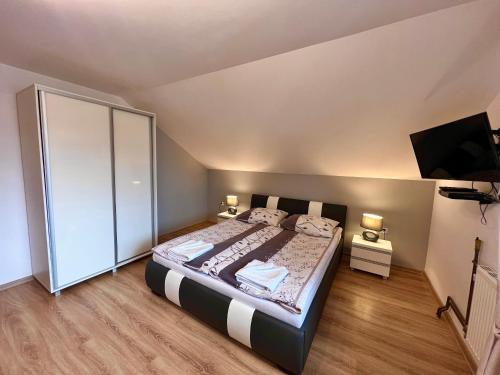 1 queen bed, 1 sofa bed