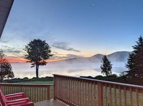 Lakefront Stunning Home, only 30 min to Sugarloaf! in Farmington (ME)