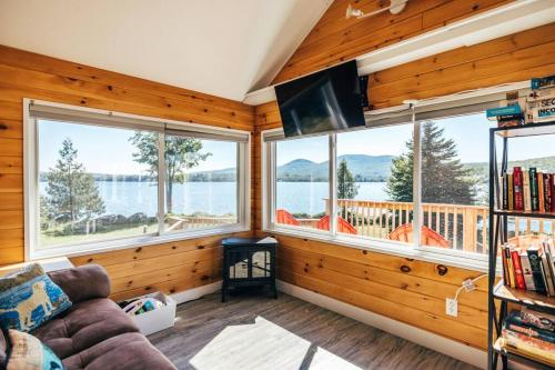 Lakefront Stunning Home, only 30 min to Sugarloaf!