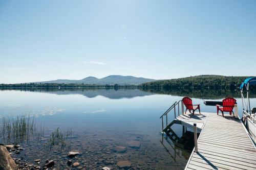 Lakefront Stunning Home, only 30 min to Sugarloaf! in Farmington (ME)