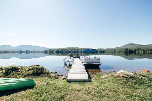 Lakefront Stunning Home, only 30 min to Sugarloaf! in Farmington (ME)