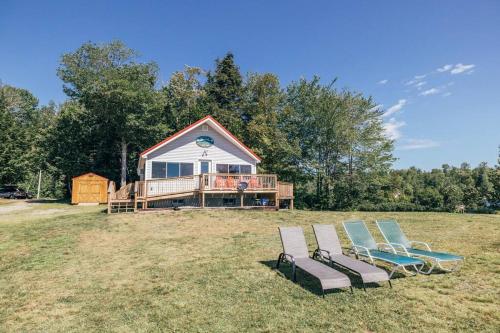 Dārzs, Lakefront Stunning Home, only 30 min to Sugarloaf! in Farmington (ME)