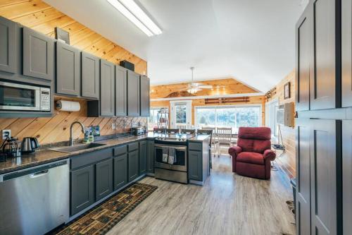 Lakefront Stunning Home, only 30 min to Sugarloaf! in Farmington (ME)