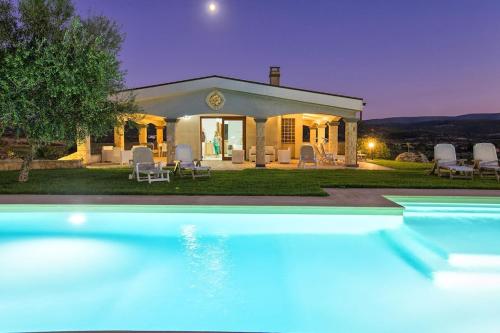 Villa Janas Luxury Villa surrounded by large park, swimming pool, parking and Wifi