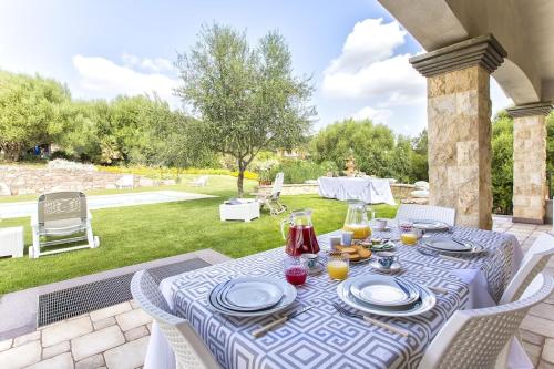 Villa Janas Luxury Villa surrounded by large park, swimming pool, parking and Wifi