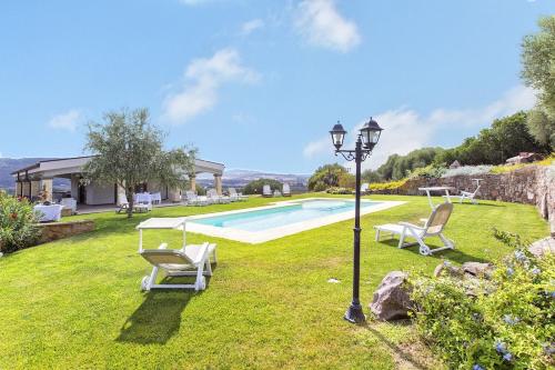 Villa Janas Luxury Villa surrounded by large park, swimming pool, parking and Wifi