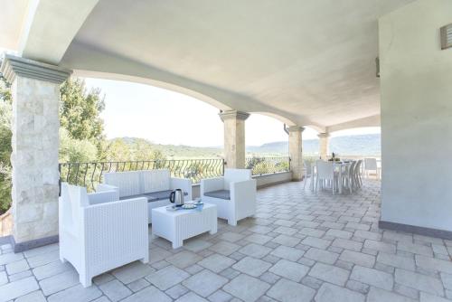 Villa Janas Luxury Villa surrounded by large park, swimming pool, parking and Wifi