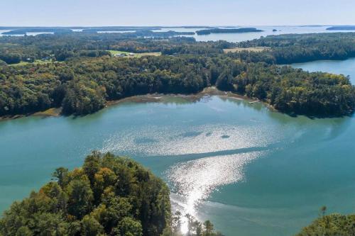 Waterfront Private Apartment, 5 minutes from LLBean! thumb 2