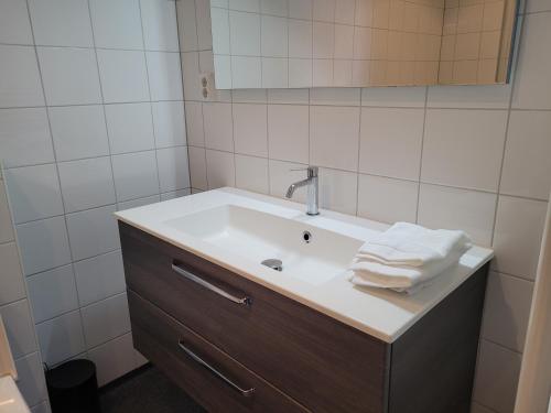 Bathroom, L'appel Studio near Amsterdam in Warder