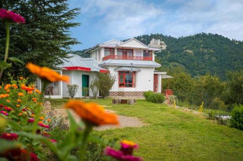 StayVista at Sunshine Estate Serene 2BR Pet Friendly Villa in Chail with view