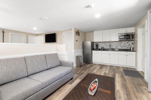 1 king bed, 1 sofa bed