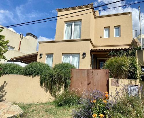 Calida y acogedora casa ubicada en barrio residencial