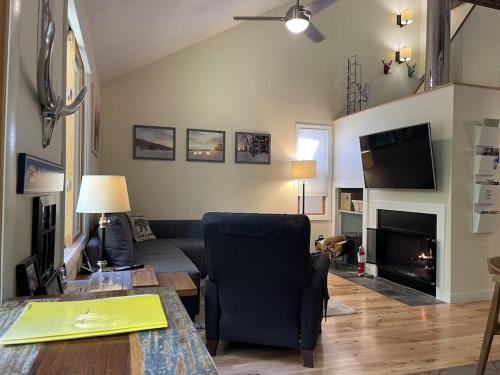 Cozy Mountain Condo - Less than 5 mins to the slopes - Apartment - Waitsfield