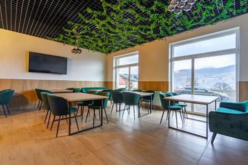ห้องส่วนกลางสำหรับนั่งเล่น/ดูทีวี, GARDA - Breakfast included in the price Restaurant Free Parking Mountain view Kitchen in the apartme in โปลยานึตสยา