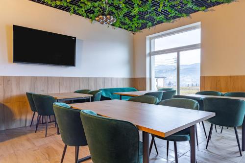 บริการและสิ่งอำนวยความสะดวก, GARDA - Breakfast included in the price Restaurant Free Parking Mountain view Kitchen in the apartme in โปลยานึตสยา