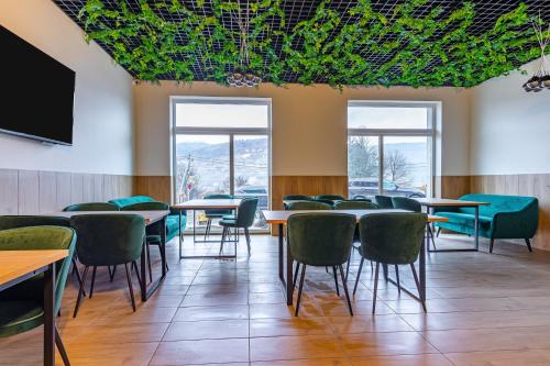 ห้องส่วนกลางสำหรับนั่งเล่น/ดูทีวี, GARDA - Breakfast included in the price Restaurant Free Parking Mountain view Kitchen in the apartme in โปลยานึตสยา