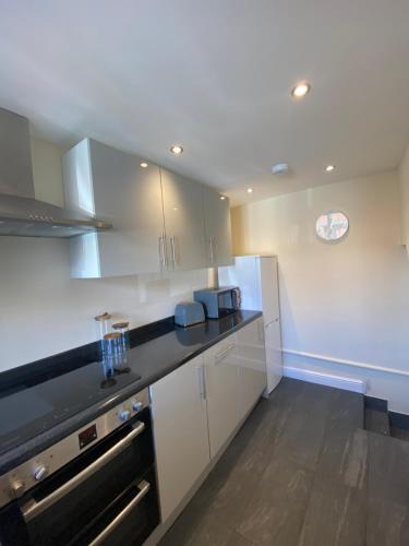 Kitchen, Lovely 1-bedroom apartment with garden and parking in Stone