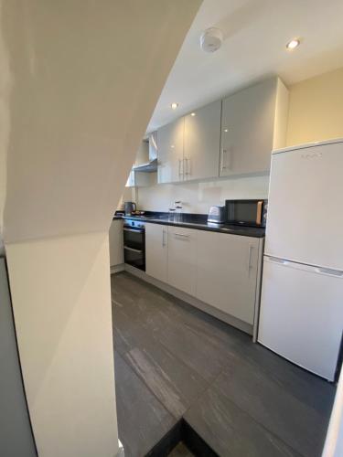 Cocina, Lovely 1-bedroom apartment with garden and parking in Stone