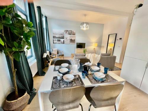 OneLuxStay near Fashion District 4