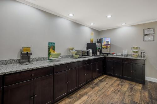 Quality Inn - image 5