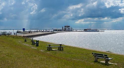 Appartement ZEEDUIN, Beg grond, eigen Terras - volledige KEUKEN- Resort Amelander Kaap, Incl verwarmd Hotel-ZWEMBAD