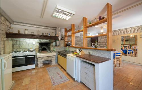 Beautiful Home In Peruski With Kitchen