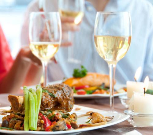 Restaurant, Appartementen 't STRANDHUYS en DE VUURTOREN, met VERWARMD ZWEMBAD, eigen KEUKEN, ZONNIG TERRAS nabij in Ameland