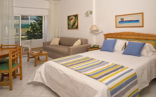 Ourabay Hotel Apartamento - Art & Holidays Stop at Ourabay Hotel Apartamento - Art & Holidays to discover the wonders of Albufeira. The hotel offers a wide range of amenities and perks to ensure you have a great time. All the necessary facilit