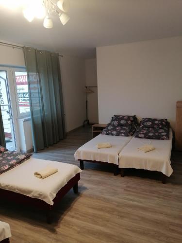 5 twin beds