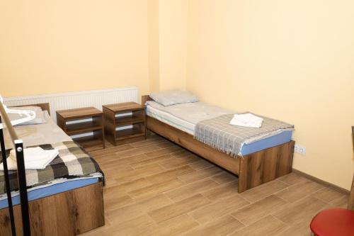 2 twin beds