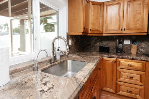 Gorgeous 3 Bedroom Beach Home & Heated Pool - image 12