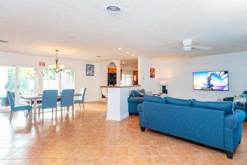 Gorgeous 3 Bedroom Beach Home & Heated Pool - image 3