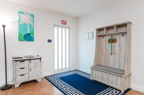 Gorgeous 3 Bedroom Beach Home & Heated Pool - image 10