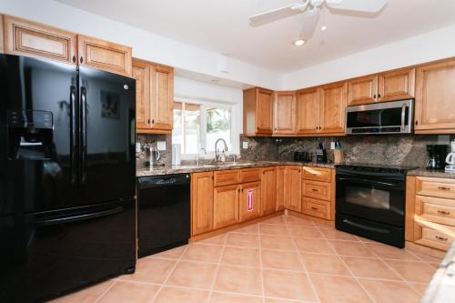 Gorgeous 3 Bedroom Beach Home & Heated Pool - image 14