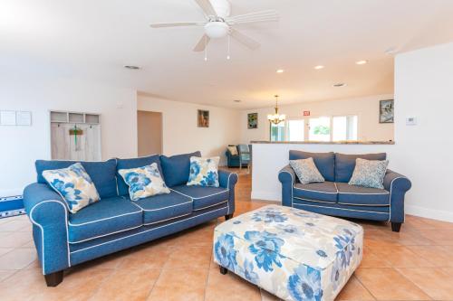 Gorgeous 3 Bedroom Beach Home & Heated Pool - image 10