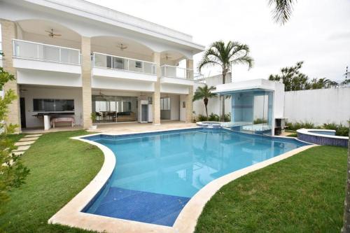 Casa com piscina a 150m da praia da Enseada