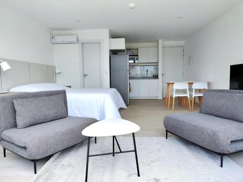 1 queen bed, 2 sofa beds