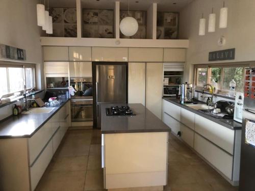 La Villa Toscana: Pool & Elah Valley vineyard view in Aderet