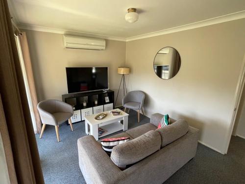 Comfortable 2-Bedroom home in Mudgee - Rest Easy Mudgee